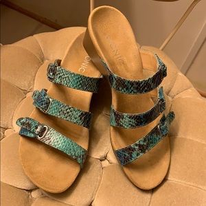 Vionic wedge size 7